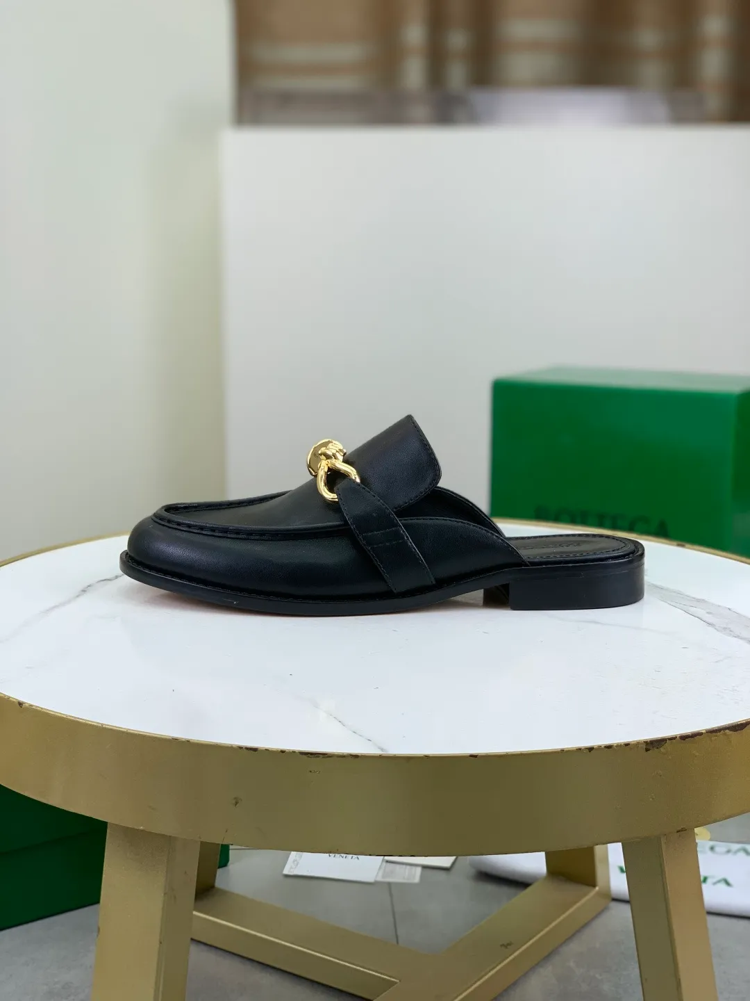 Men's shoes 💰P800 [New model] (genuine leather outsole) water-dyed cow lining 💰High-quality business couple half-slip leather shoes 💎💎💎 BOTTEGA VENETA official website synchronizes the latest top version of BV in the market, accepts material comparison, shoe type comparison, process comparison, practical and textured, versatile and suitable for any occasion, the more you look at it, the more flavorful it becomes. Purely hand-knitted craftsmanship - Upper material, calfskin imported from Italy 🇮🇹 - High-quality water-dyed cowhide lining - Original private model customized leather outsole -Size: Female 35-39 (40 ordered) Male 39-44 (38 45 can be customized) Color: Multiple colors available